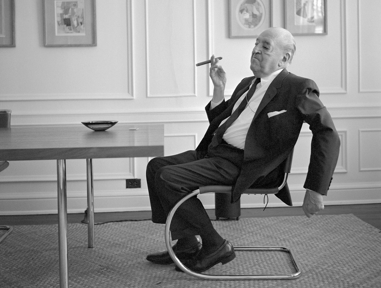 Mies sentazo en una silla en cantilever